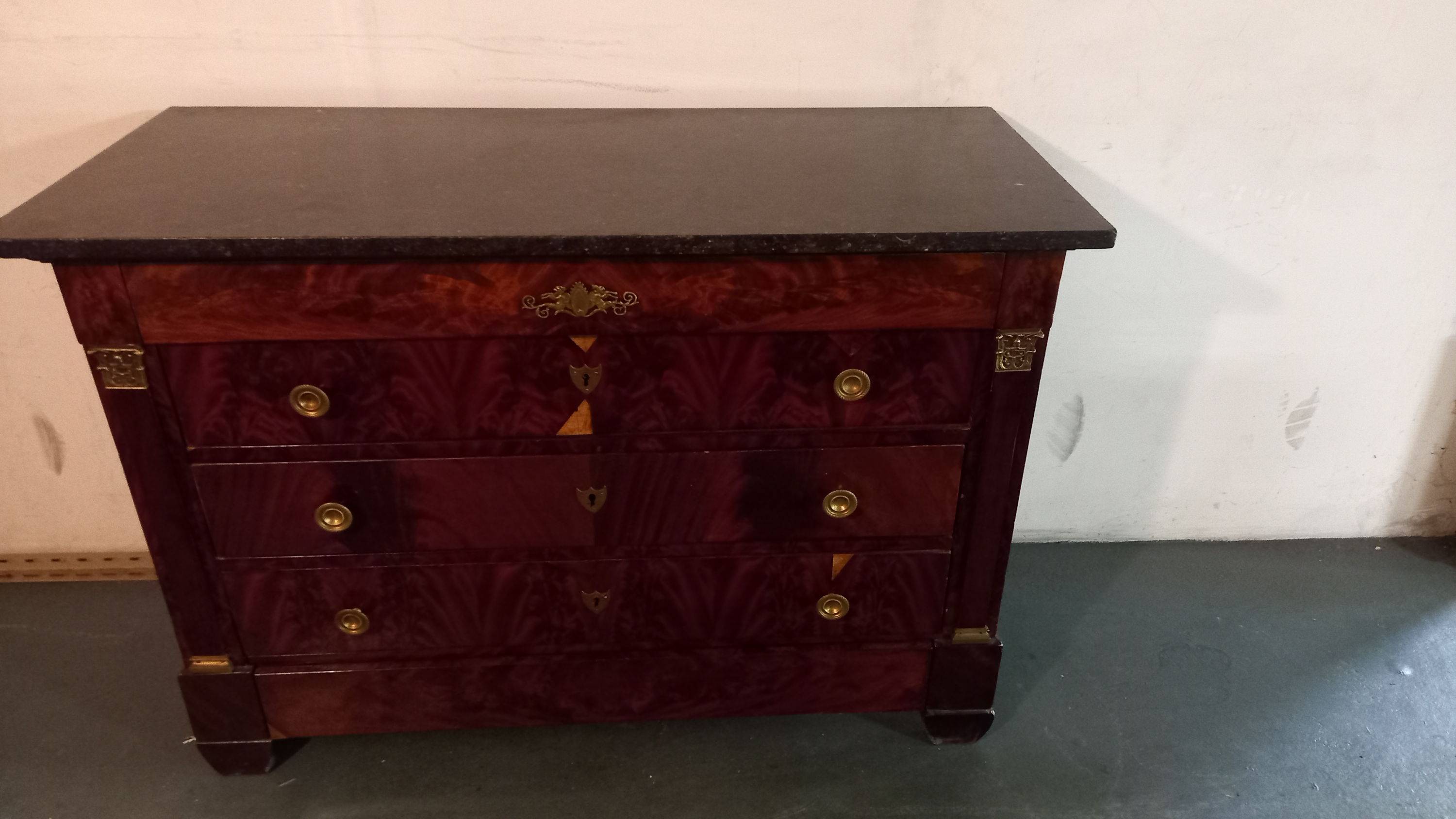Commode française marquetée avec dessus en marbre