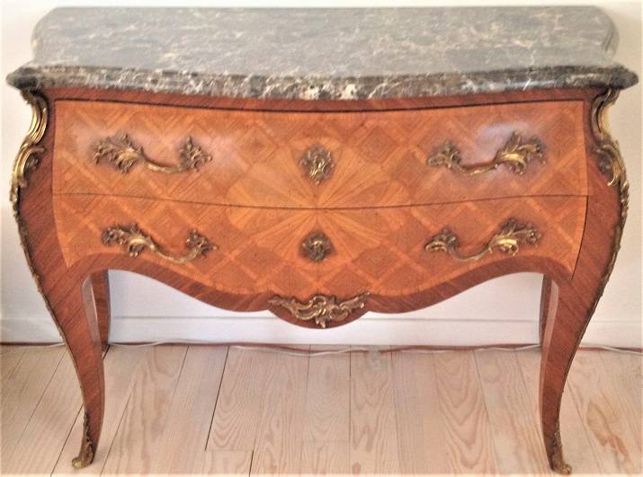 Commode Louis XV du XIXe Estampillée