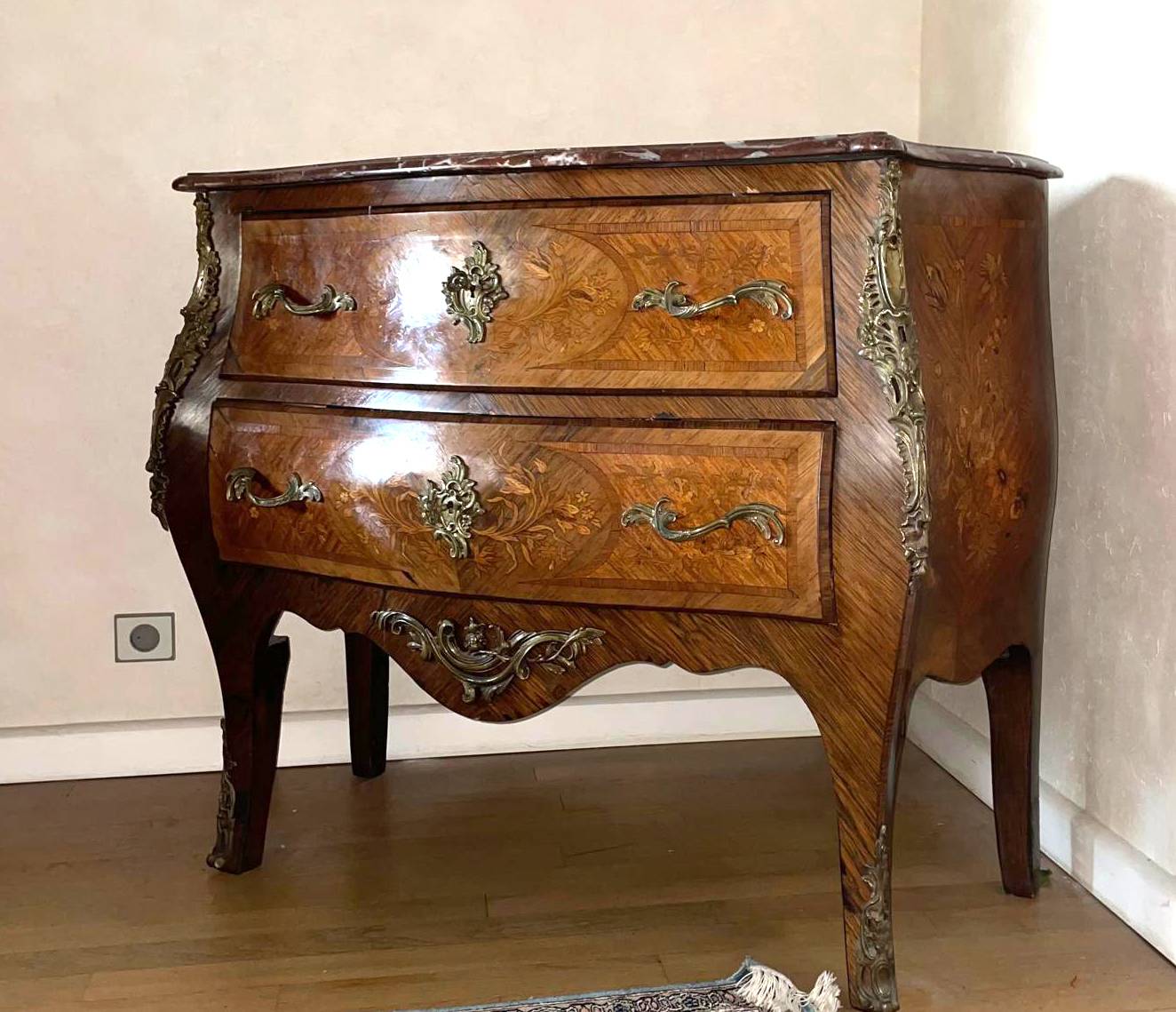 Commode style Louis XV en marqueterie