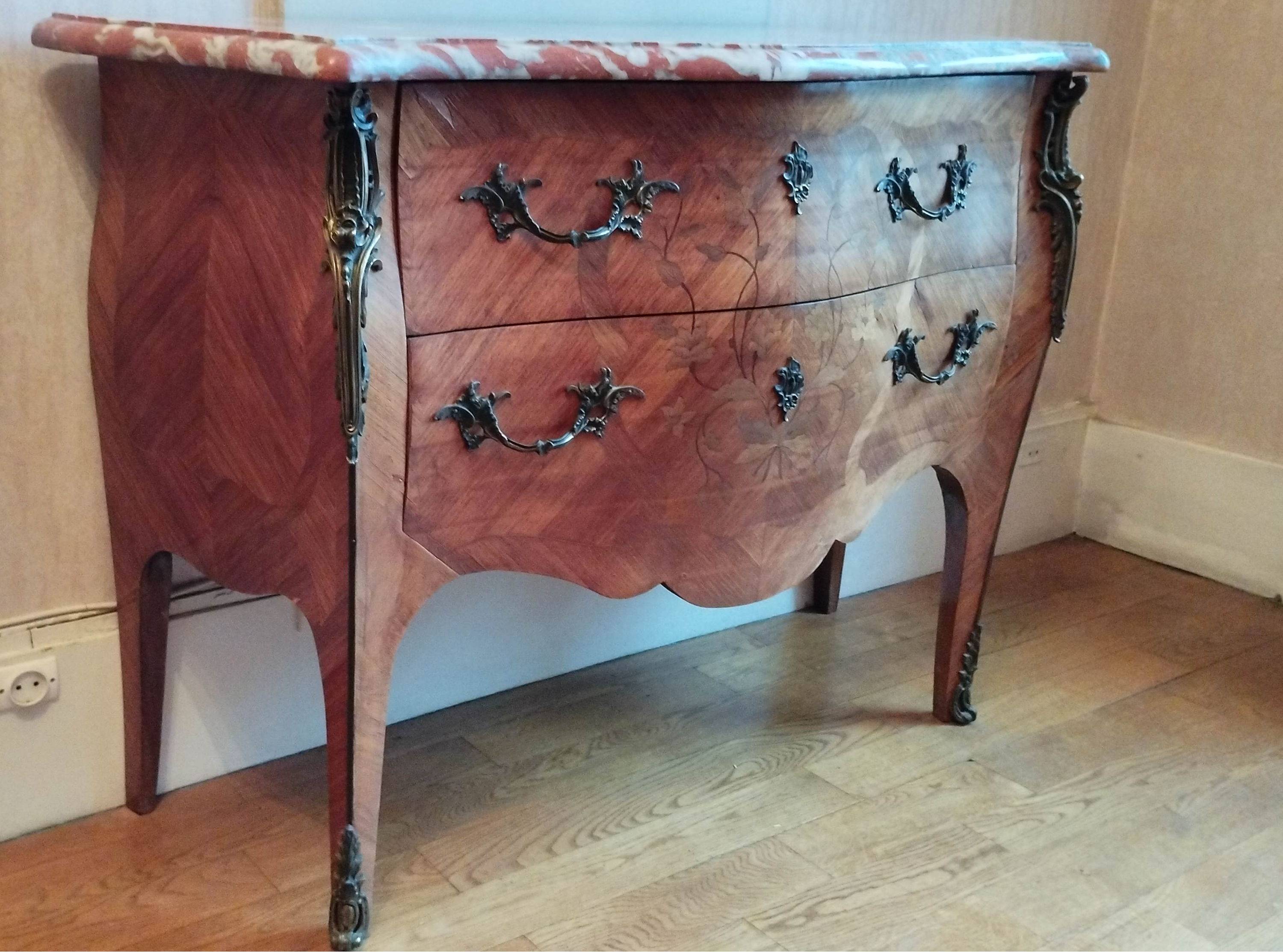 Vends commode XIXème à deux tiroirs, marquetée, à dessus en marbre rouge de style Louis XV