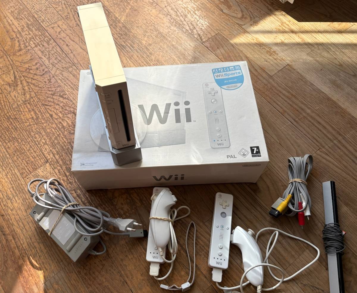 Console WII Nintendo, la guitare et ses 4 jeux iconiques