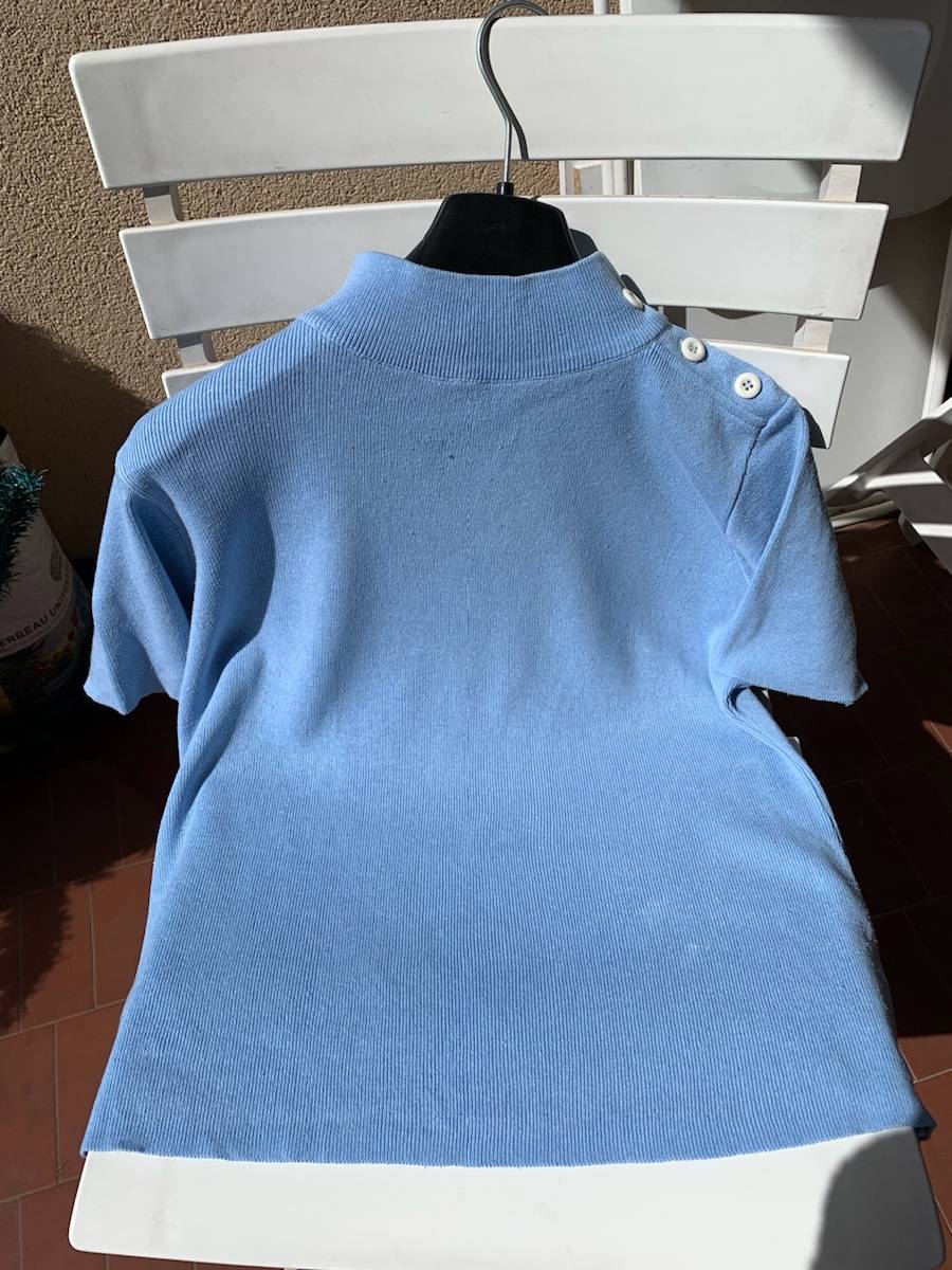 Joli haut en coton (50%) type marin avec des petits boutons blancs