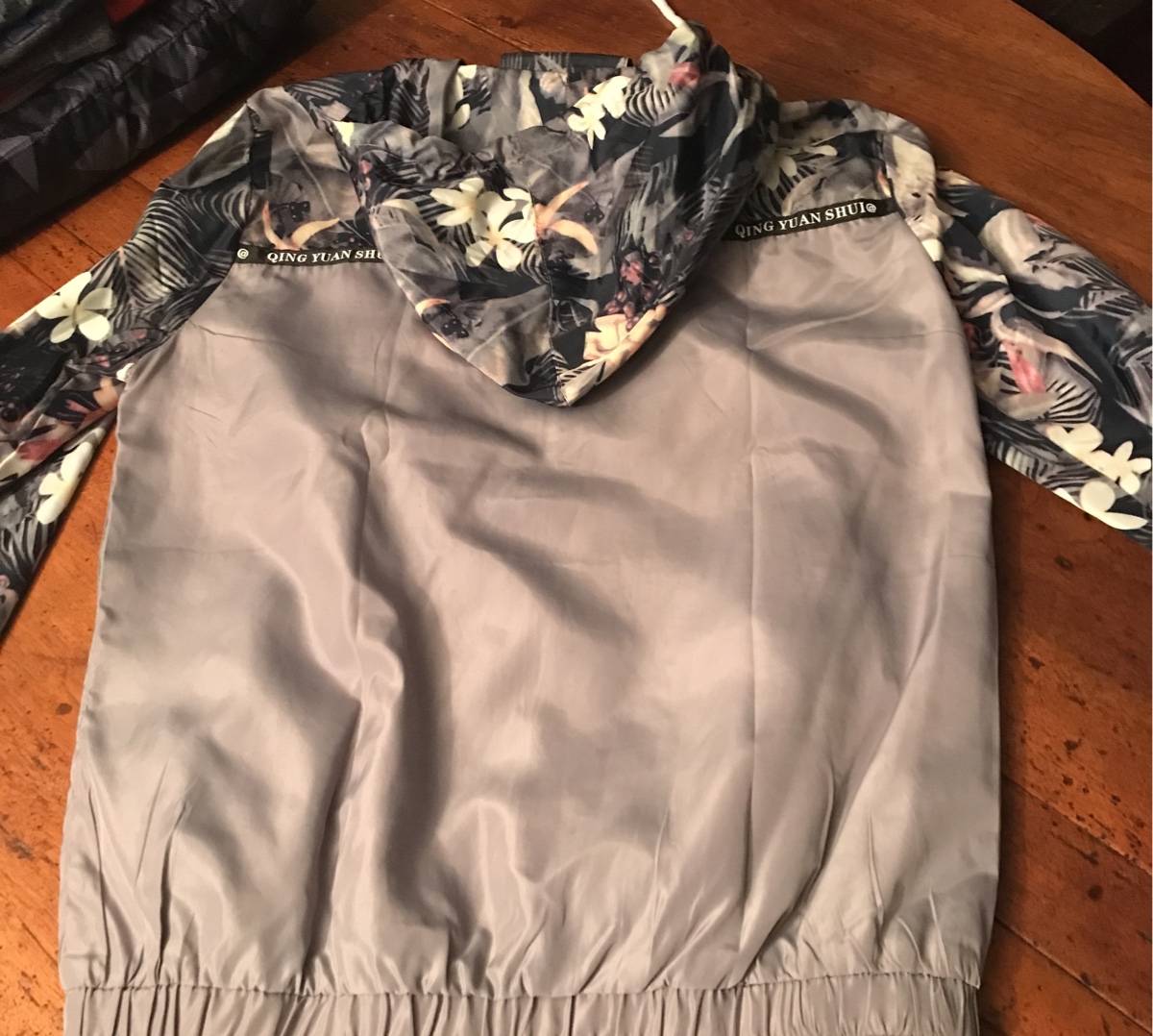 Coupe-vent gris avec capuche taille M