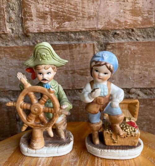 Couple de figurines pirates garçon & fille en céramique