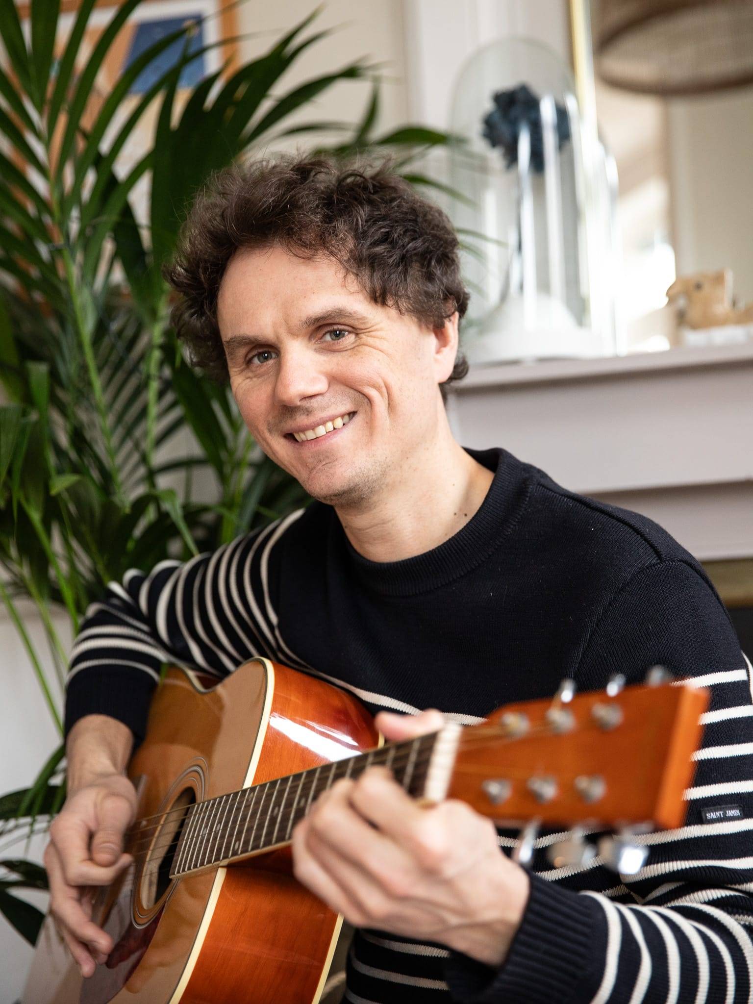 Propose cours particuliers de guitare tous niveaux et styles