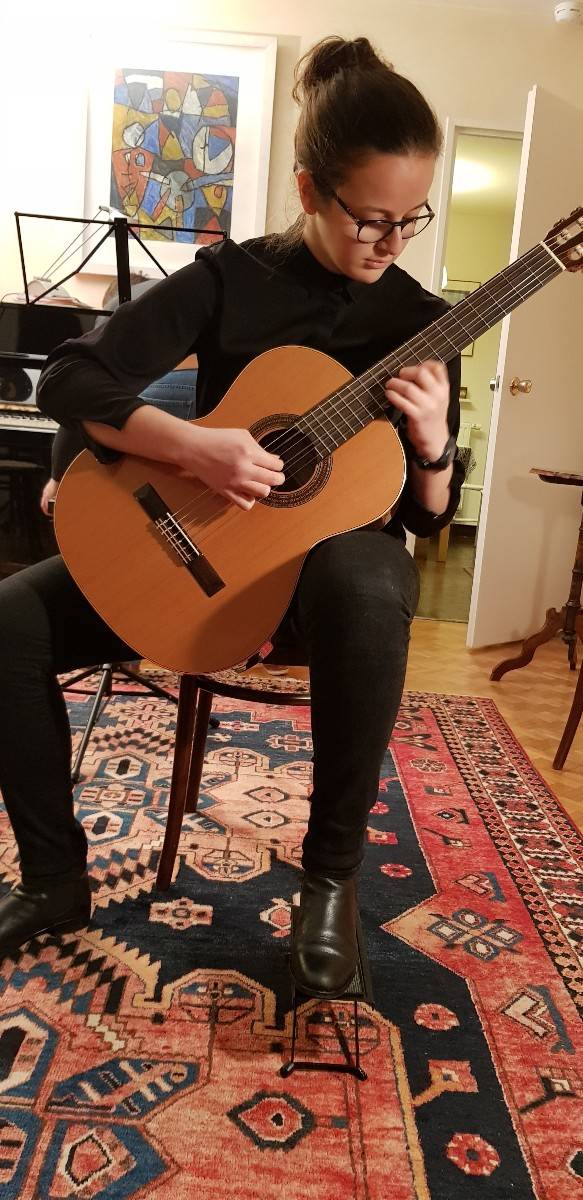 Propose Cours guitare tous niveaux par élève diplômée du Conservatoire de musique de Versailles