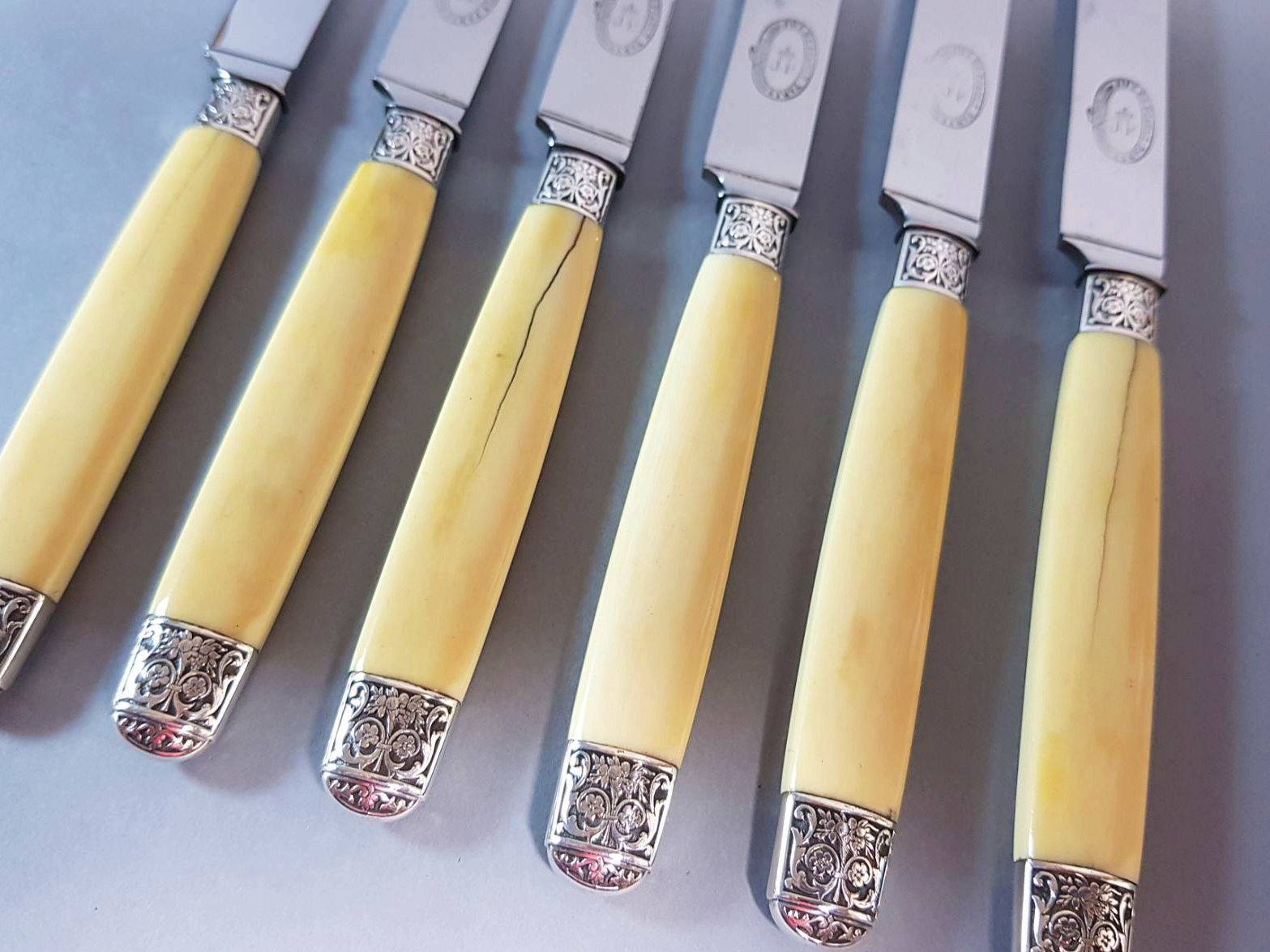 6 couteaux à fromage de style Louis XVI, viroles en argent massif sur Gens de Confiance