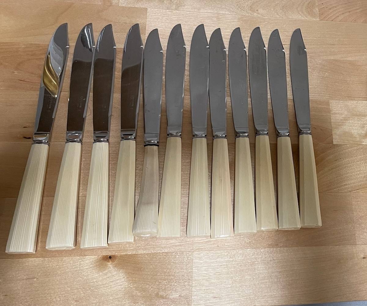 Lot de 12 couteaux vintage en inox et corne, marque Bargoin L’enclume