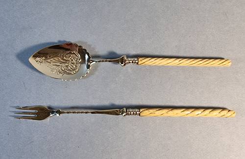Rare couvert de service à toasts en argent massif et métal doré, vers 1840