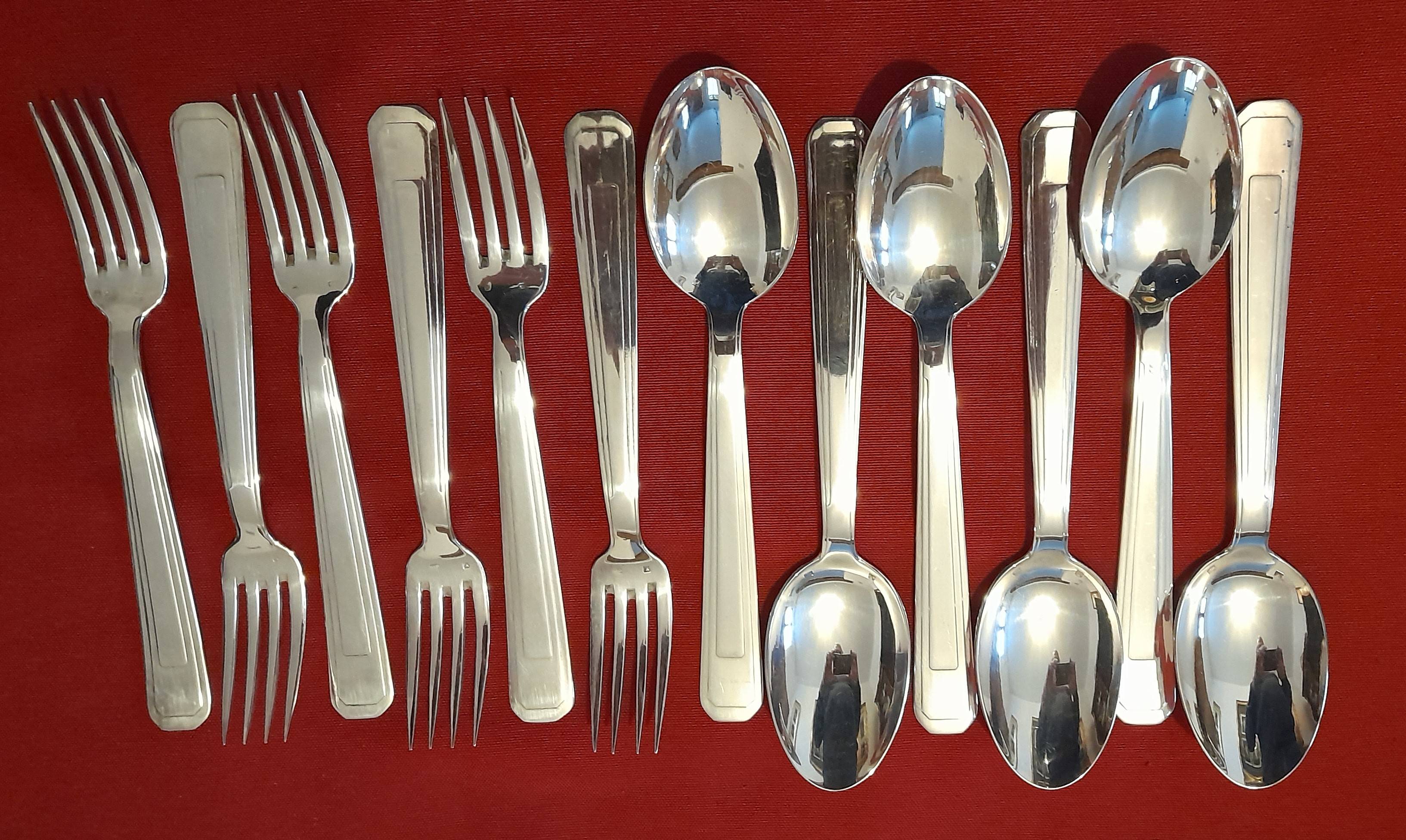 Couverts de table en métal argenté avec écrin