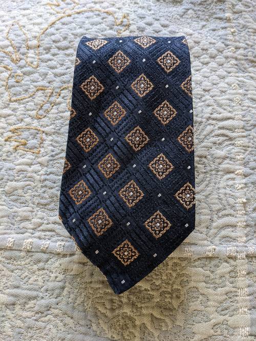 Cravate en soie bleu marine motif beige 140cm