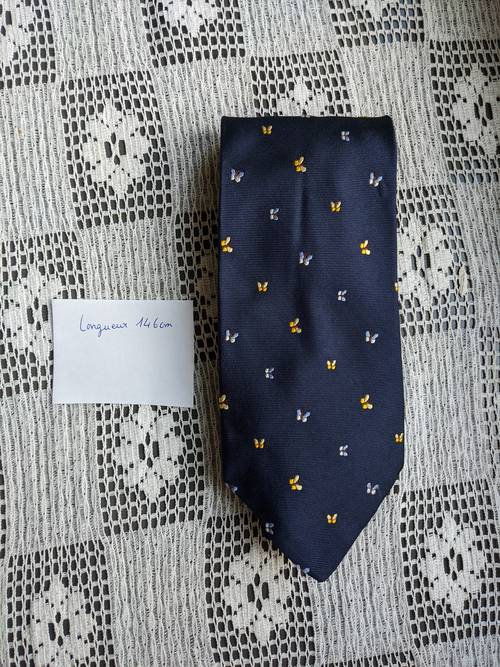 Cravate 100% soie Arrow papillons brodées