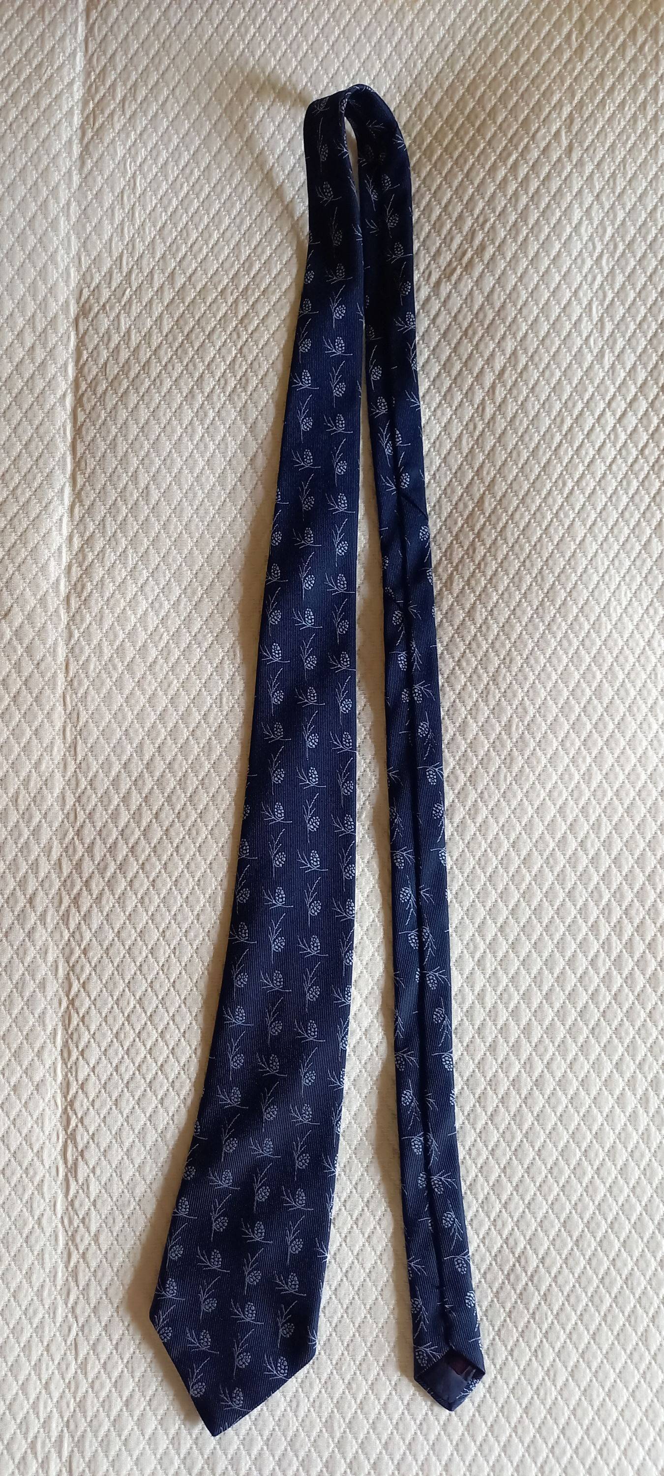 Vends cravate polyester - motifs pomme de pin - Taille M