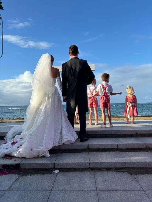 Propose réalisation de tenues pour cérémonies : Mariages, baptême, première communion…
