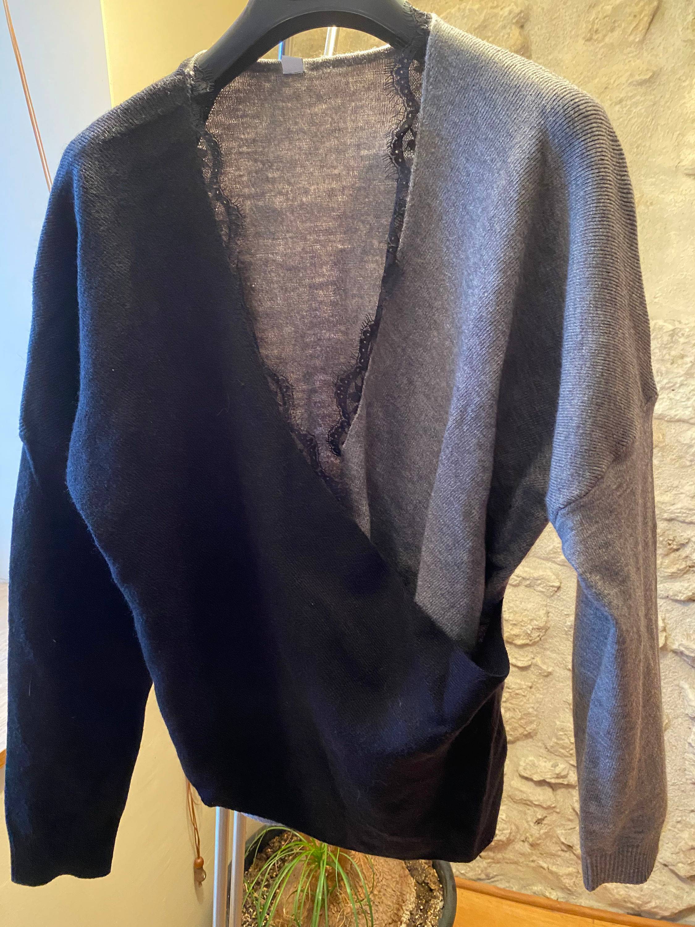 Vends pull croisé en laine bord dentelle taupe et noir - Taille XXL