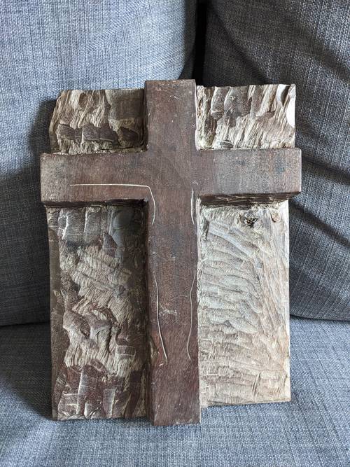 Crucifix sculpté en bois massif