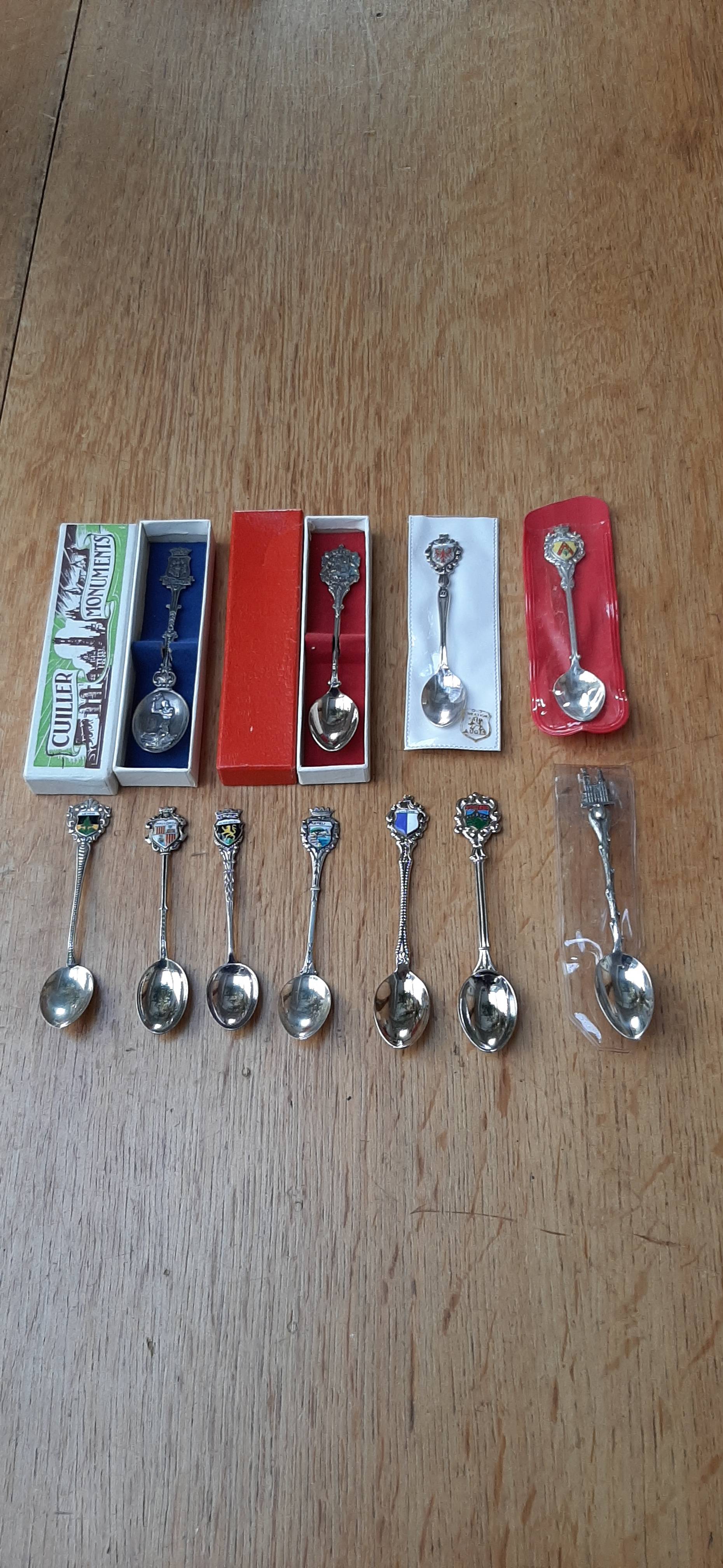 Lot de 11 cuillères de collection - souvenir