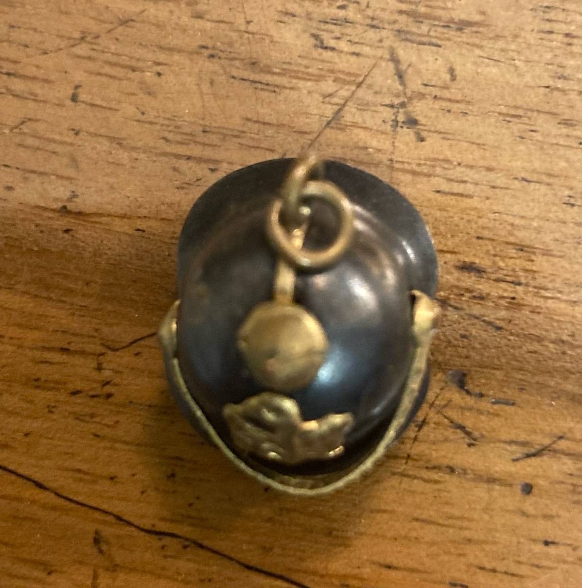 Curiosité : pendentif casque à pointe guerre 14/18