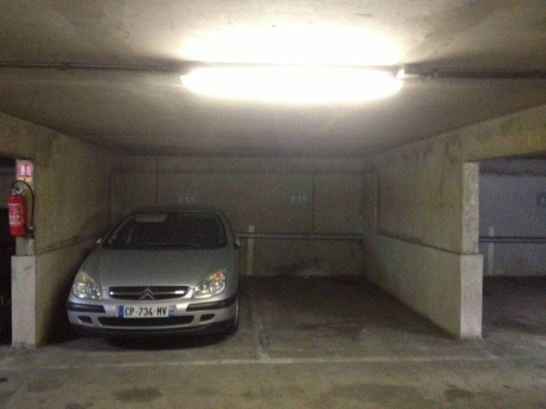 Loue parking sécurisé 11m², M° Lourmel. Paris 15ème