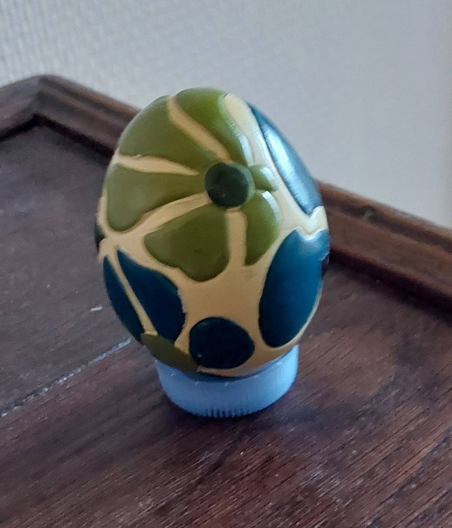 Vends œuf décoratif en plâtre décoré en relief vintage années 70
