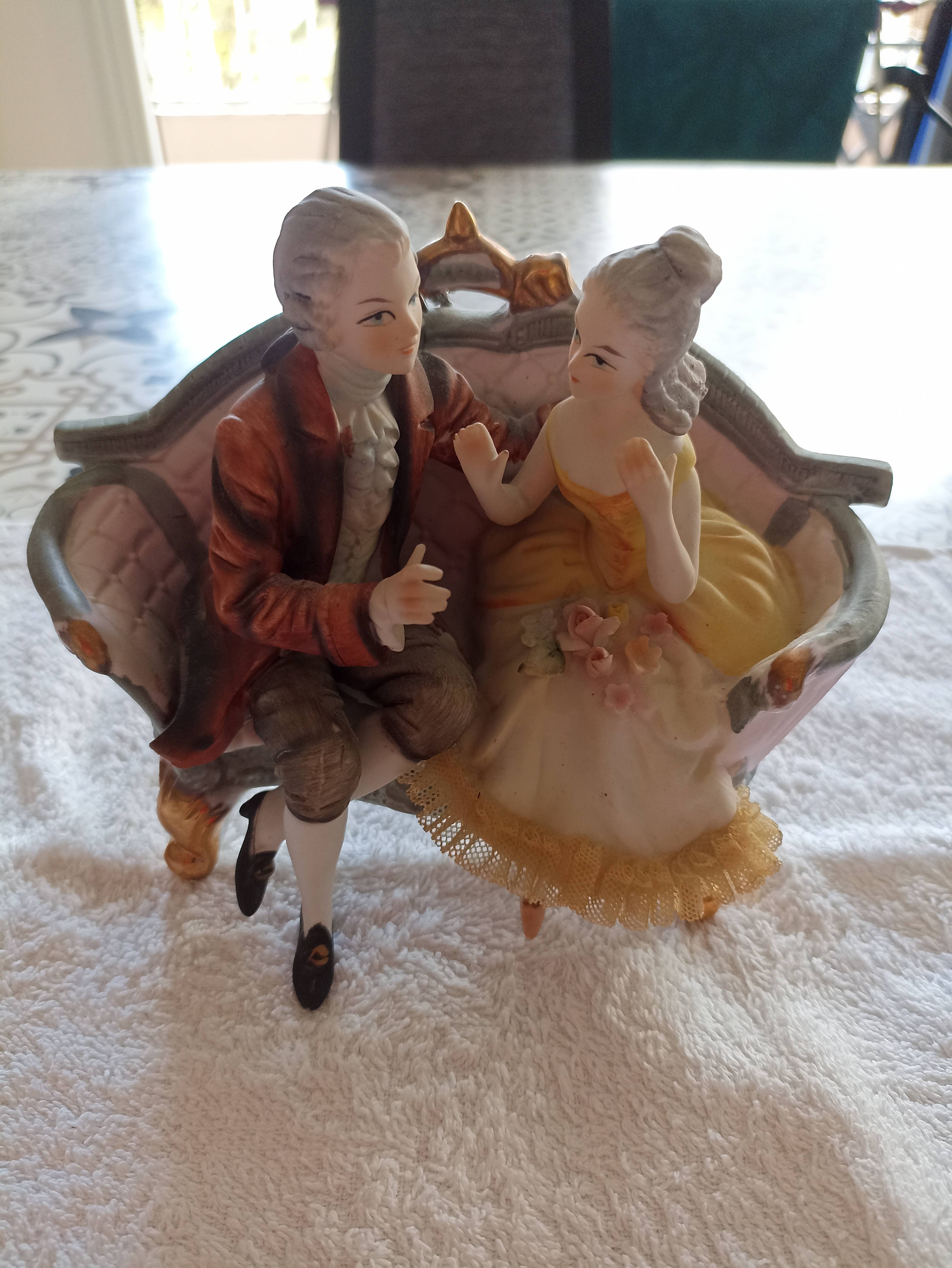 Figurines en biscuit porcelaine
