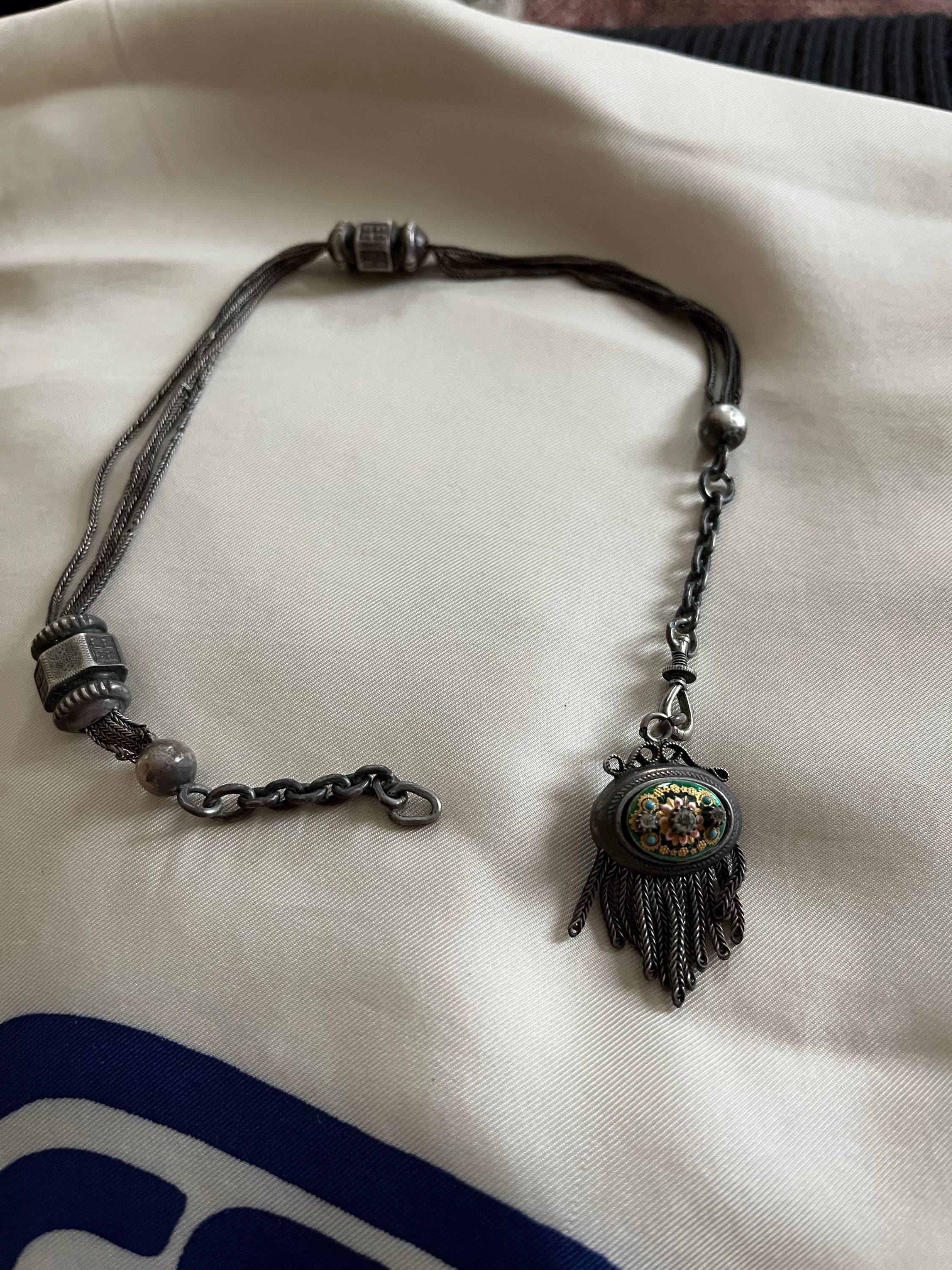 Délicate chaine à gousset ancienne, argent massif avec motifs en email, portée en ras de cou