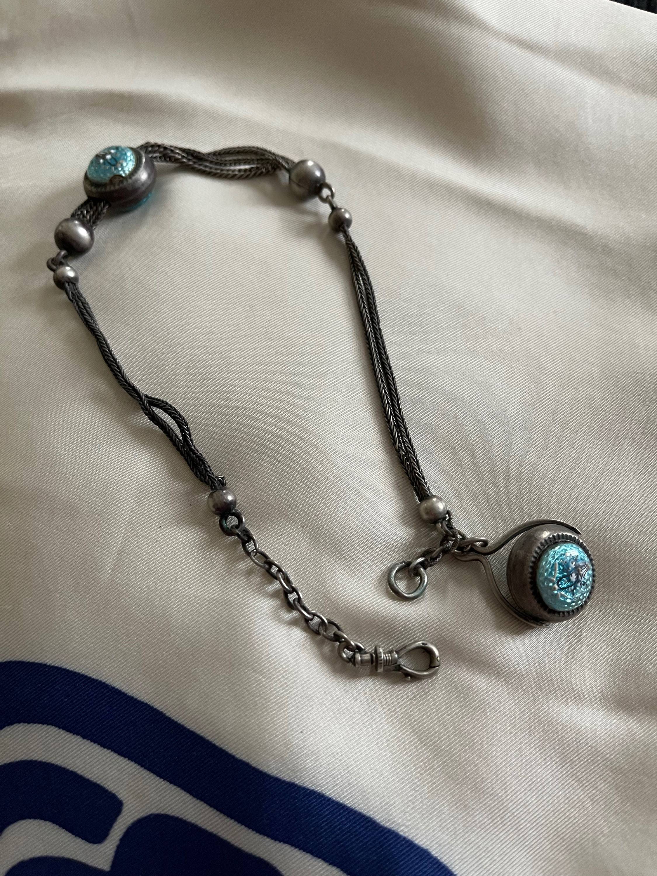 Délicate, précieuse chaine à gousset, ancienne, motif en émail, en argent massif, portée ras de cou