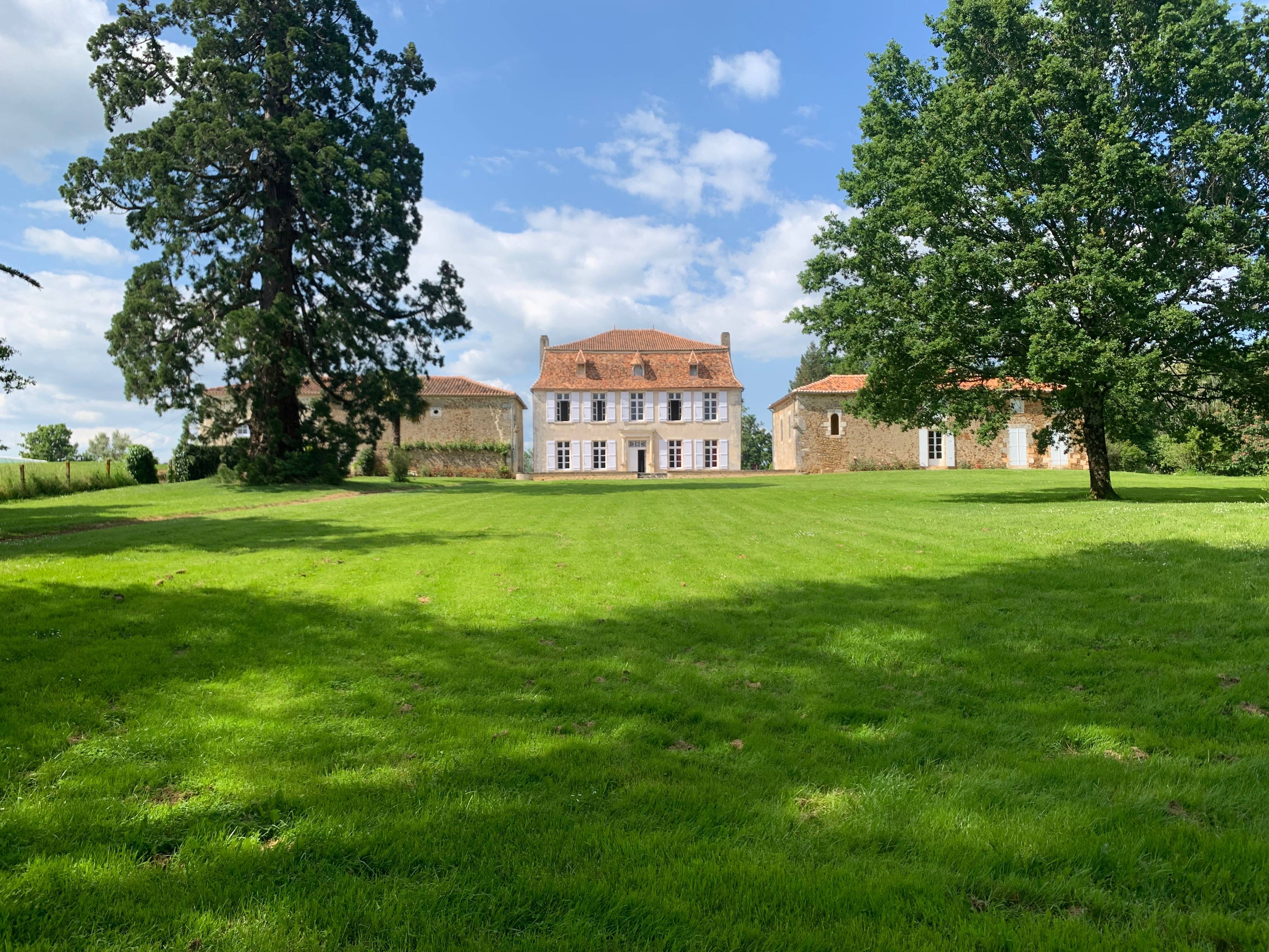Loue demeure de charme, 11 chambres, 22 couchages, piscine à Montbron (16220) - Charente