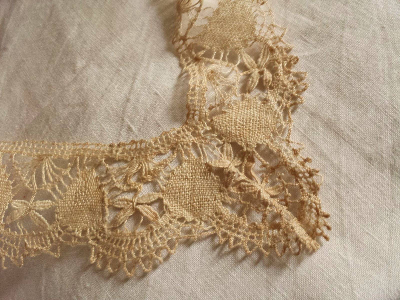 Dentelle aux fuseaux a 4 angles pour nappe, oreiller, etc…