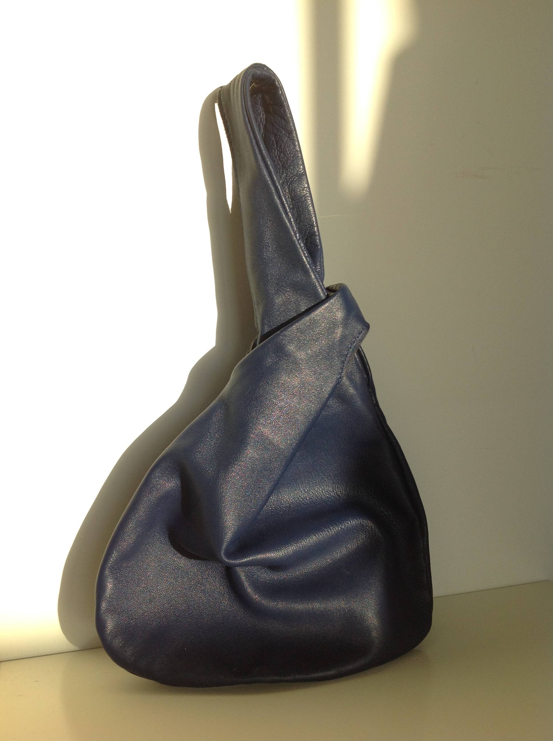 Vends sac à main pochette en cuir italien bleu design minimaliste