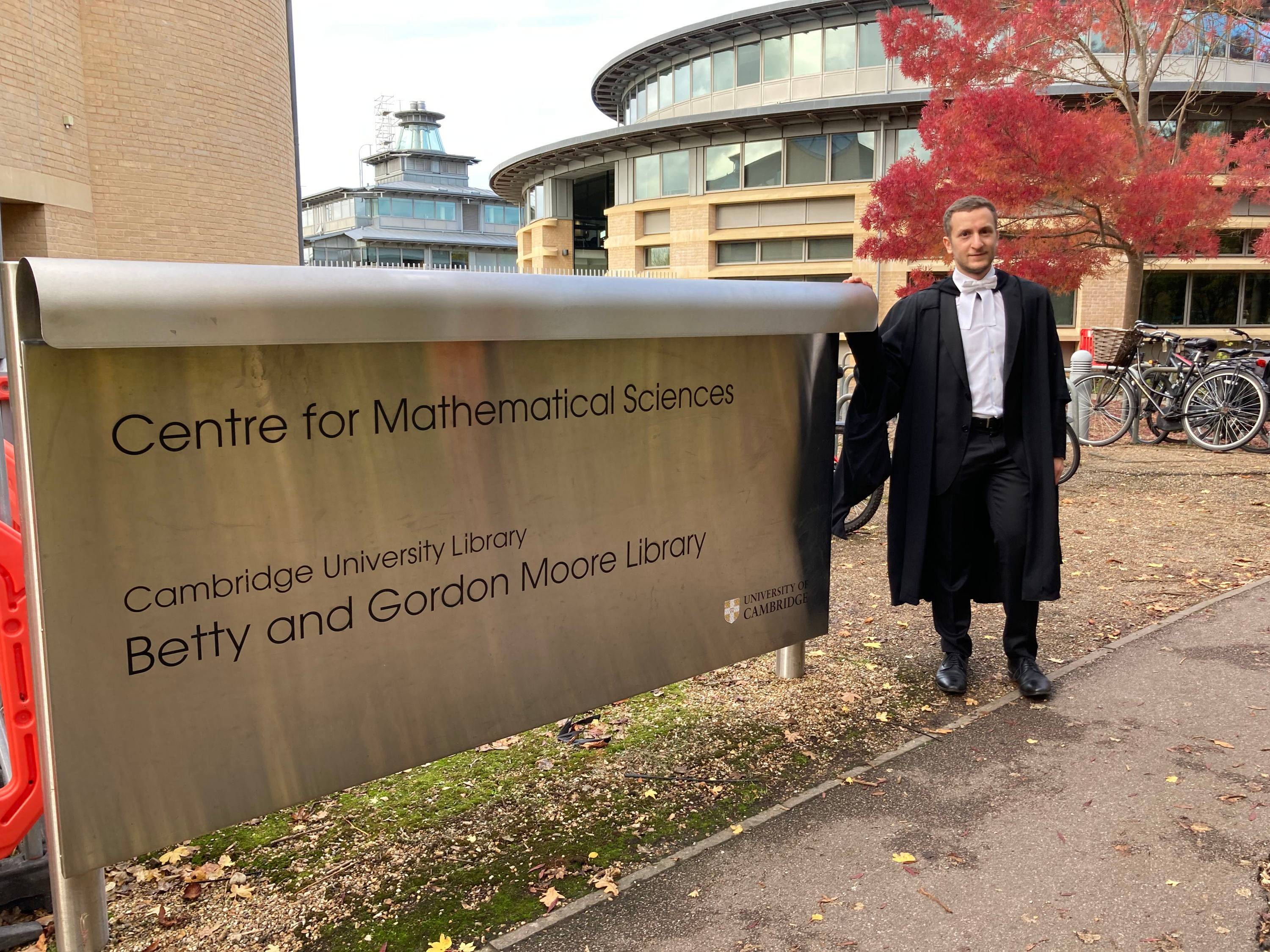 Diplômé de Centrale Paris et de l’Université de Cambridge, donne des cours de Maths et Machine Learning