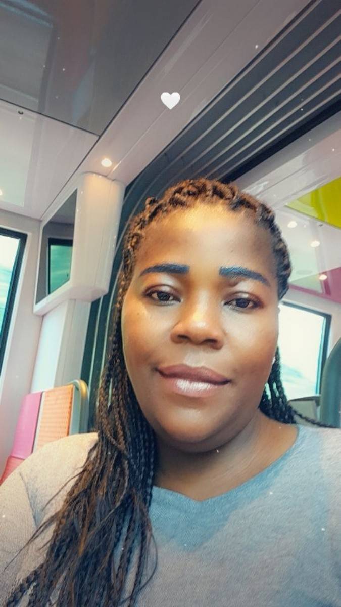 Aide à domicile disponible pour les personnes âgées (auxiliaire de vie)