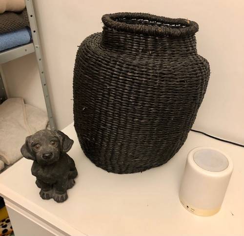 Donne lot composé d’un panier noir pour mettre des plantes d’intérieur, un chien en céramique et une petite enceinte