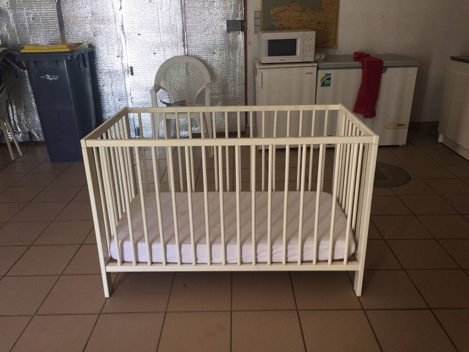 Donne Lit Bebe A Barreaux Blanc Avec Equipement Sur Gens De Confiance