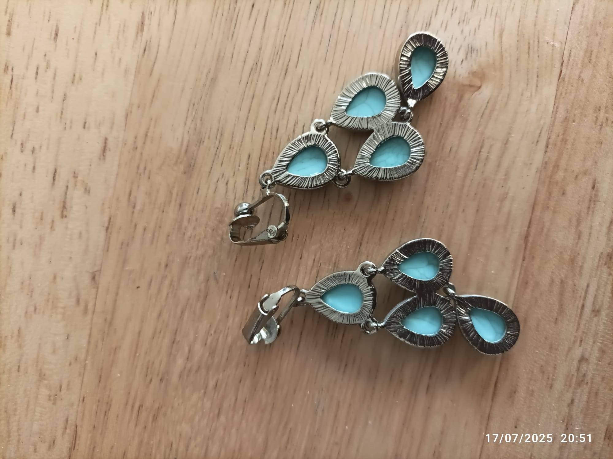 Je donne des boucles d’oreilles turquoise en pince