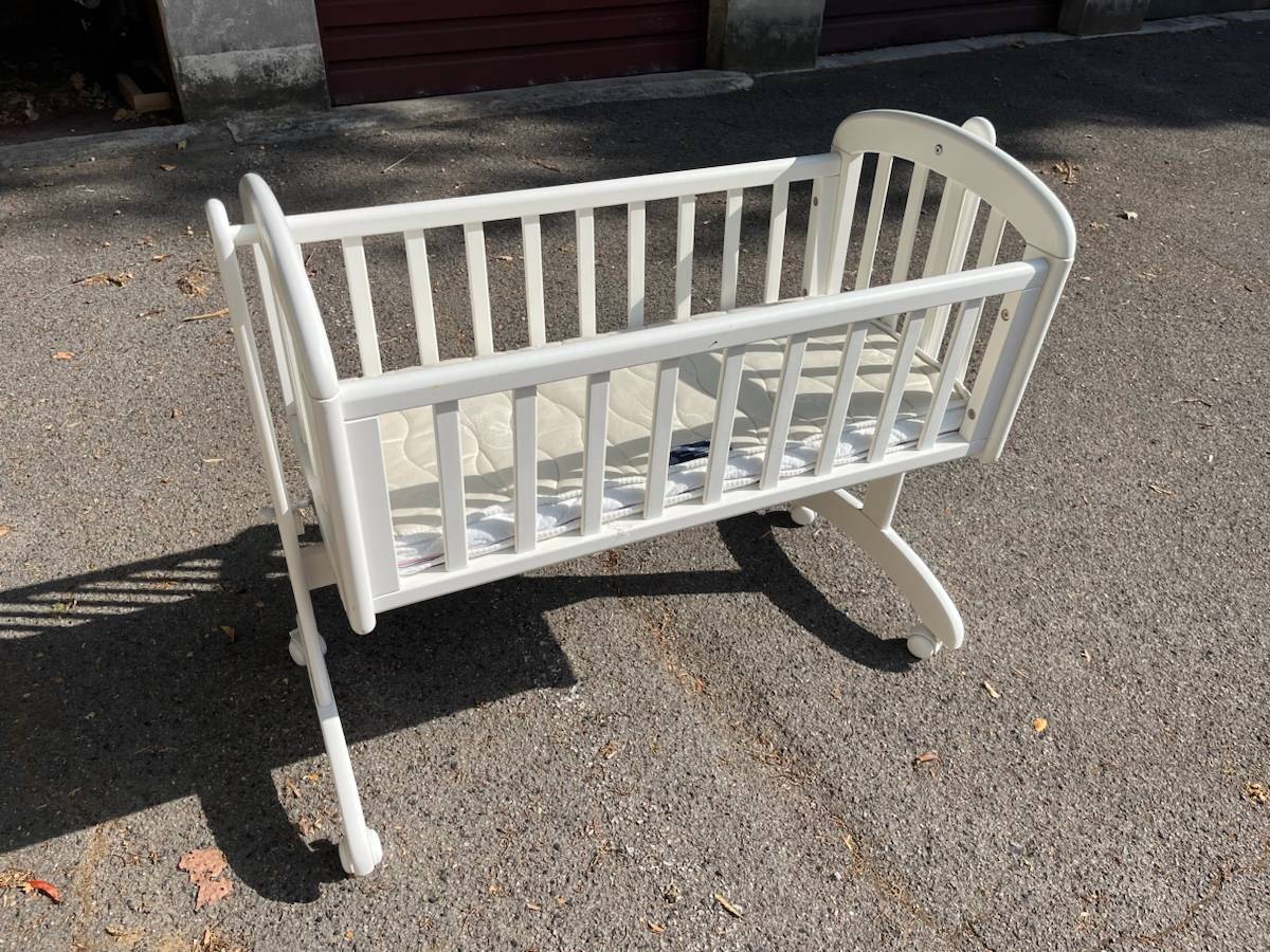 Donne pack naissance : berceau, matelas, baignoire et arche d’éveil
