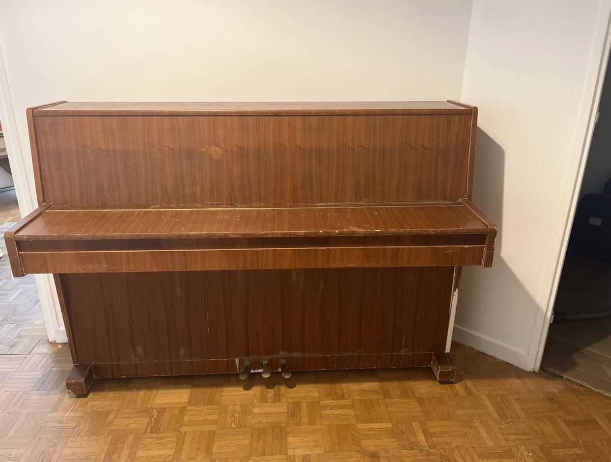 Donne piano droit