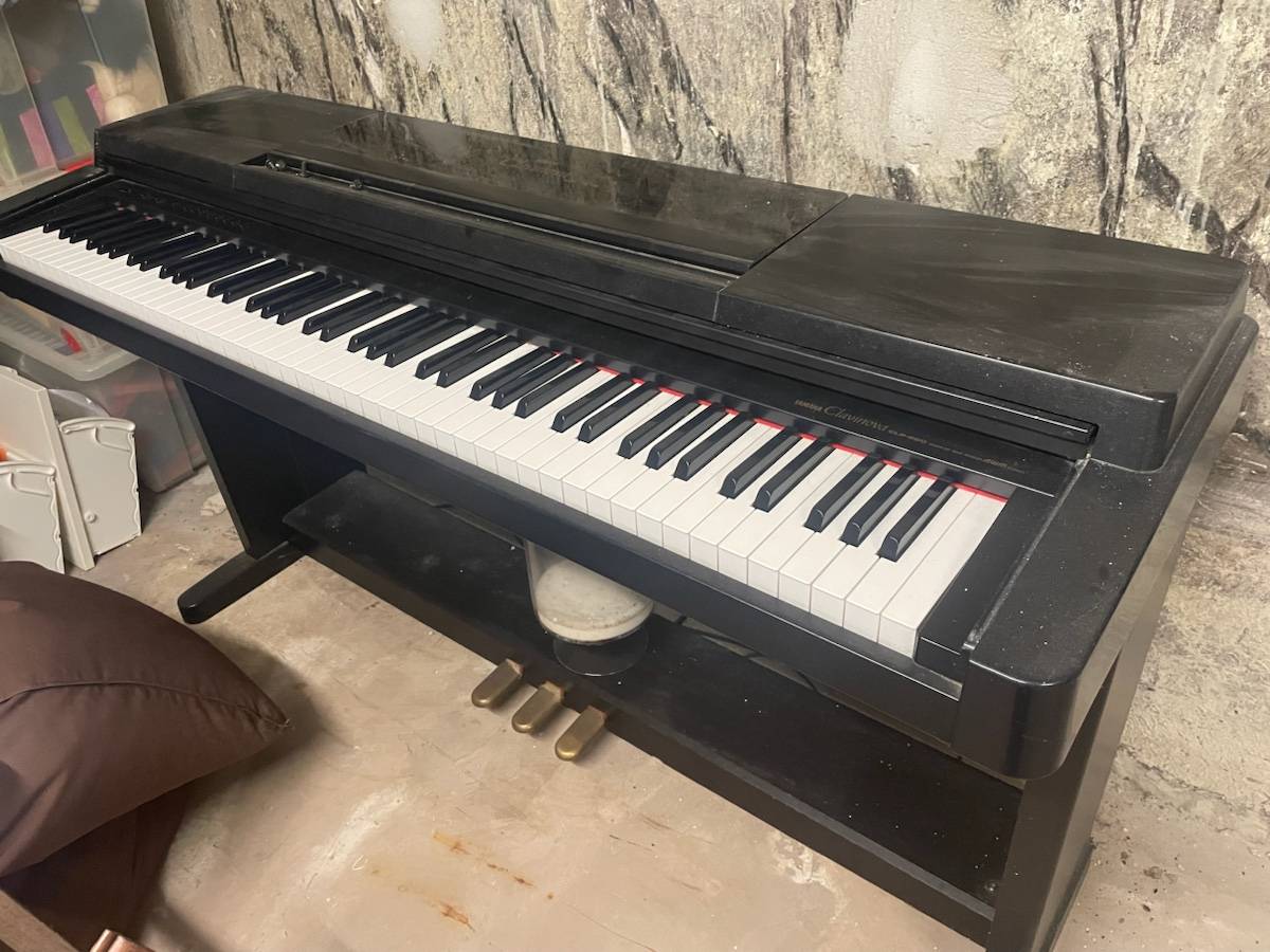 Donne piano électrique Yamaha à réparer