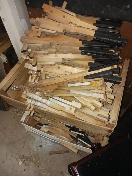 Donne plusieurs kilos de plomb, à récupérer sur des touches de pianos, plus des tables d’harmonie