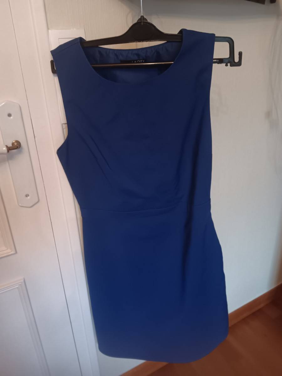 Robe doublée marine sans manche avec fermeture éclaire sur le côté taille 38 La city Ht 90 cm et largeur 45 cm