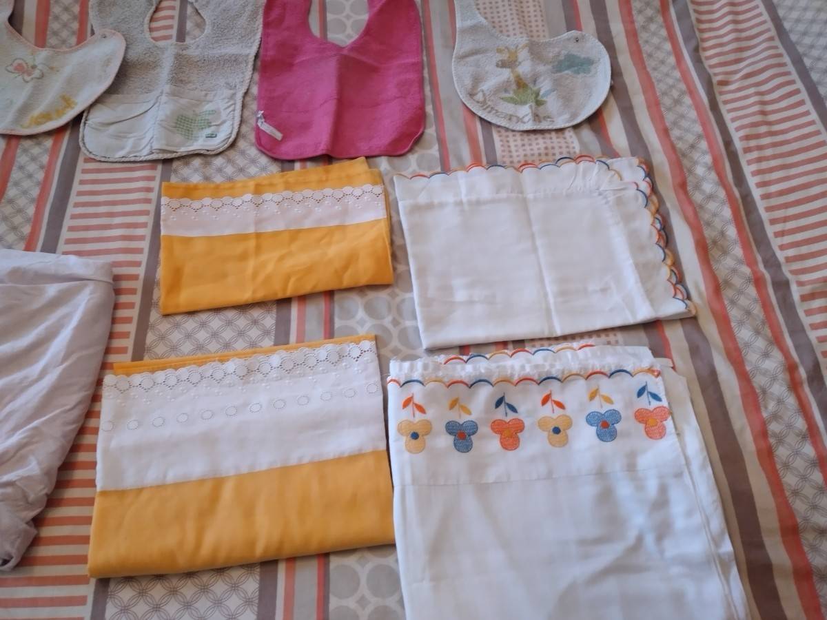 Vends Draps et bavoirs bébé
