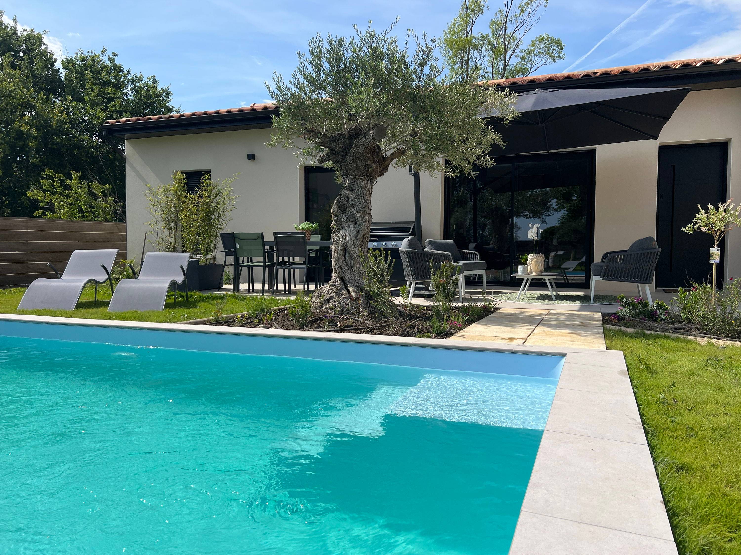 Loue villa climatisée avec piscine - 8 couchages - Village médiéval de Sauzet, à 10 min de Montélimar