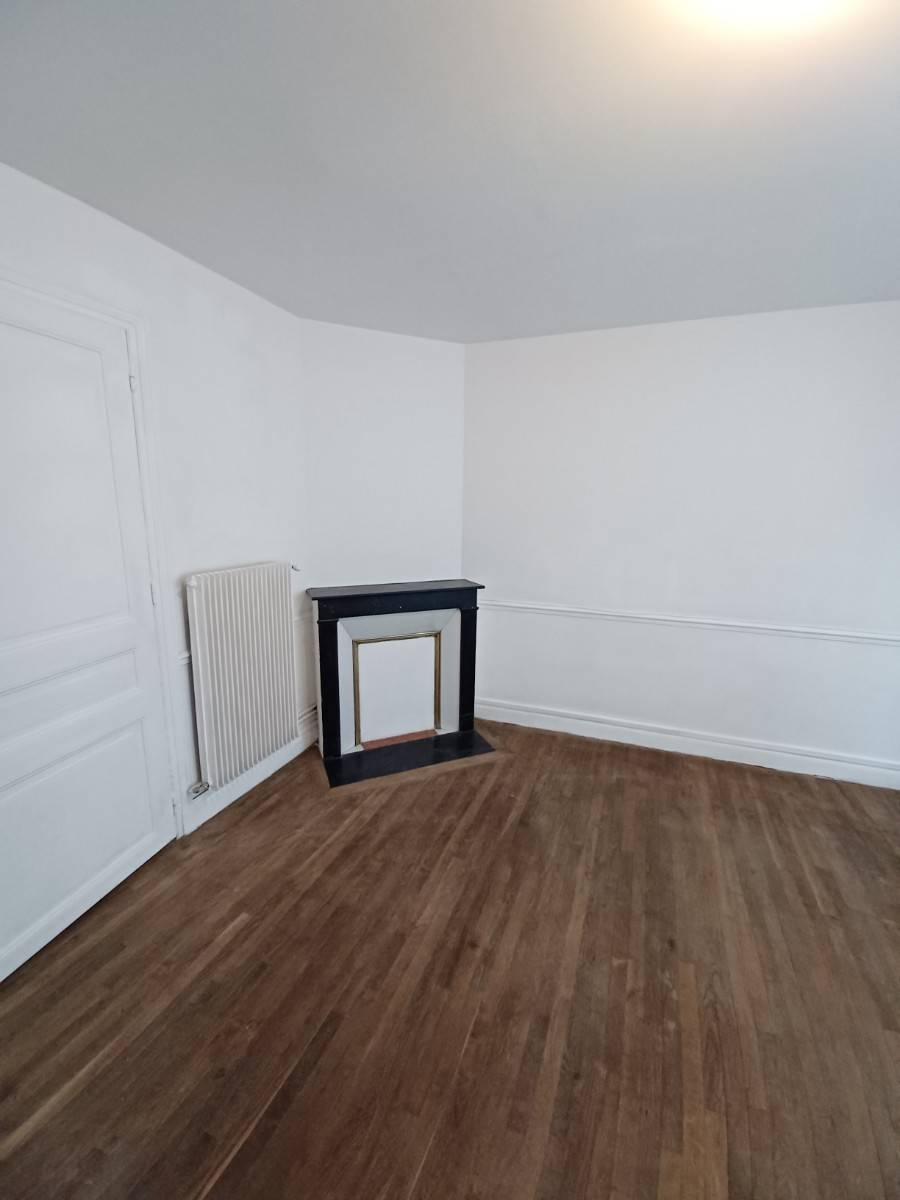 Libre de suite T2 RDC semi équipé avec cour + cave - secteur Jamin/ Saint André