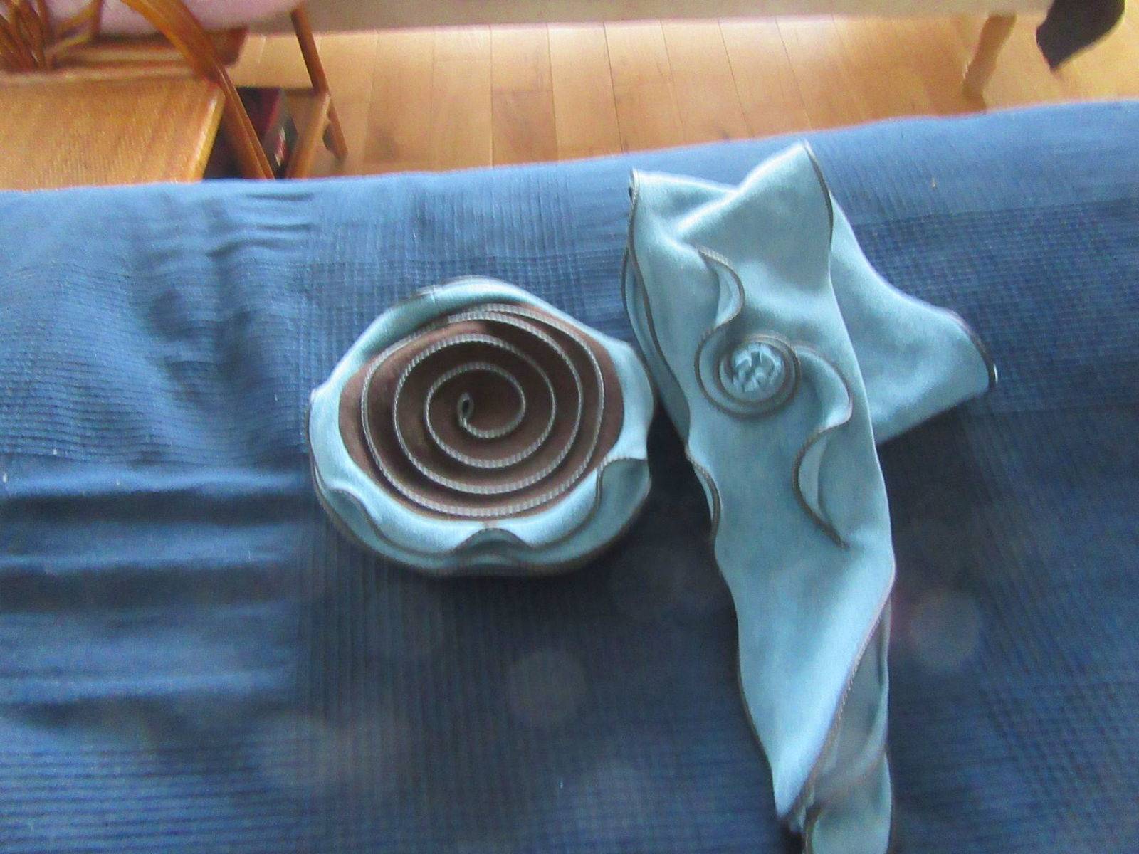 Echarpe et chapeau assortis