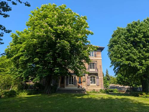 Vends propriété de 328m² à Ecully centre sur un terrain arboré et clos de mur de 2 000m²