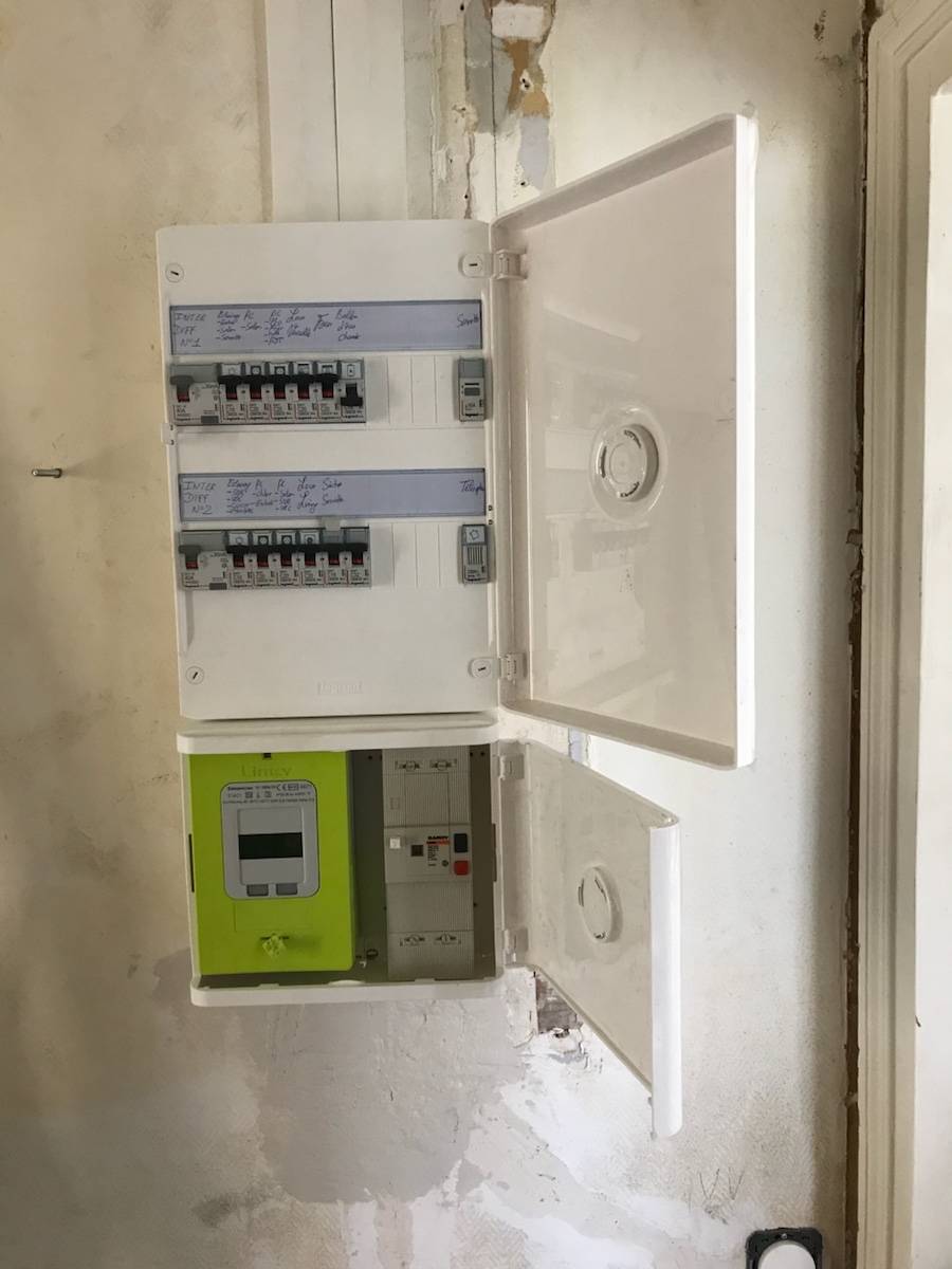 Electricien propose ses services