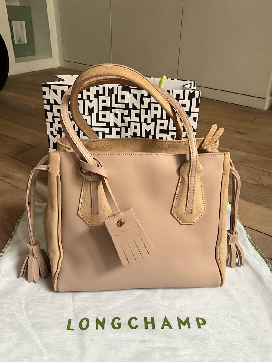 Très élégant sac à main Longchamp en cuir lisse mat beige et peau