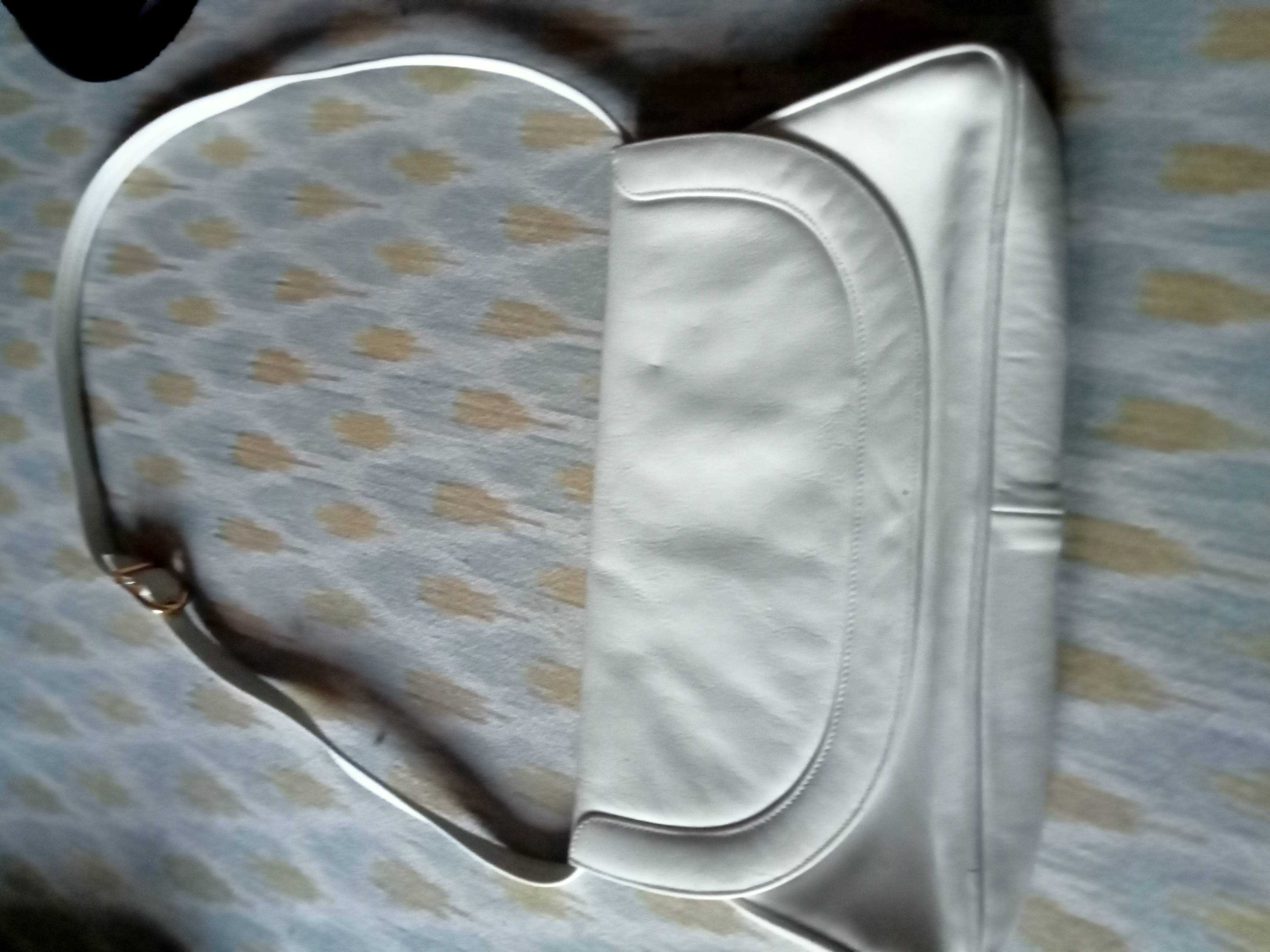 Elégant petit sac blanc en cuir,une petite pochette intérieure zippée, marque Renast