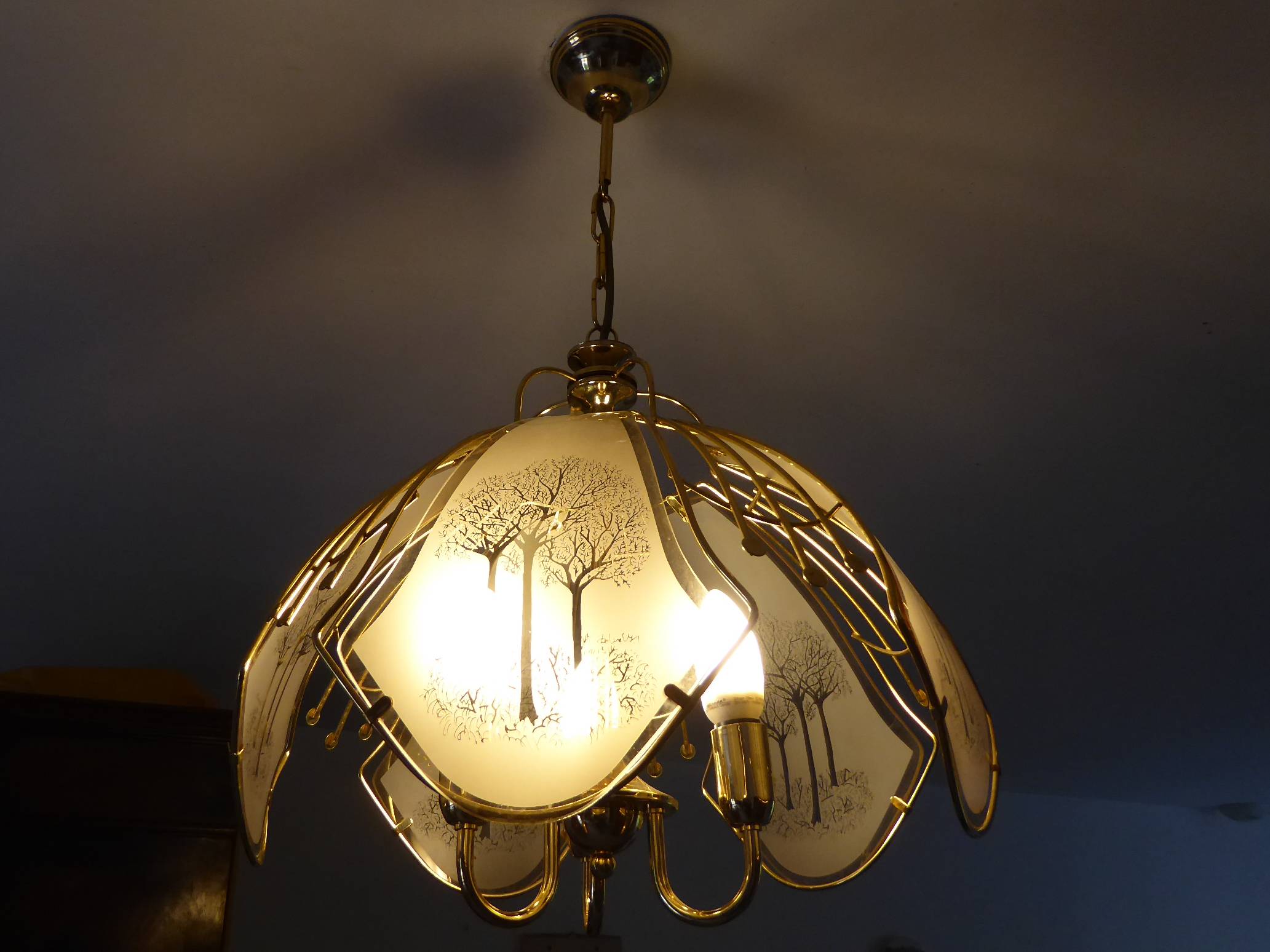 Lustre Art déco. Élégante suspension en métal doré et verre gravé, 3 led_e14, Thomas Watt, 5W, Equiv.; 3x40w3X