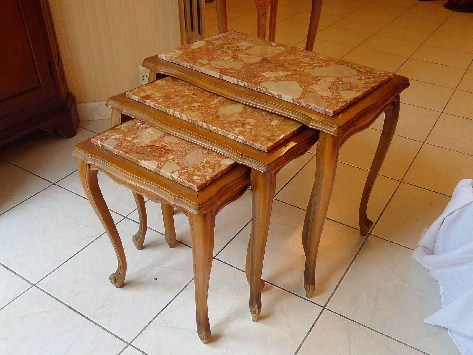 3 élégantes tables gigognes en bois et pierre